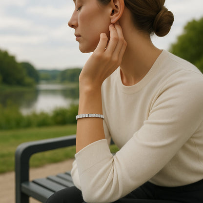 bracelet femme assise jardin